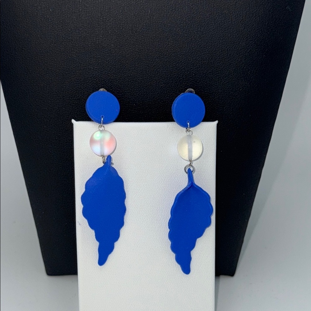 Vintage bold blue feather dangle long earring iridescent bead clip on earrings